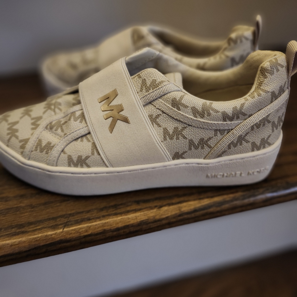 MICHAEL KORS Sneakers size 6.5